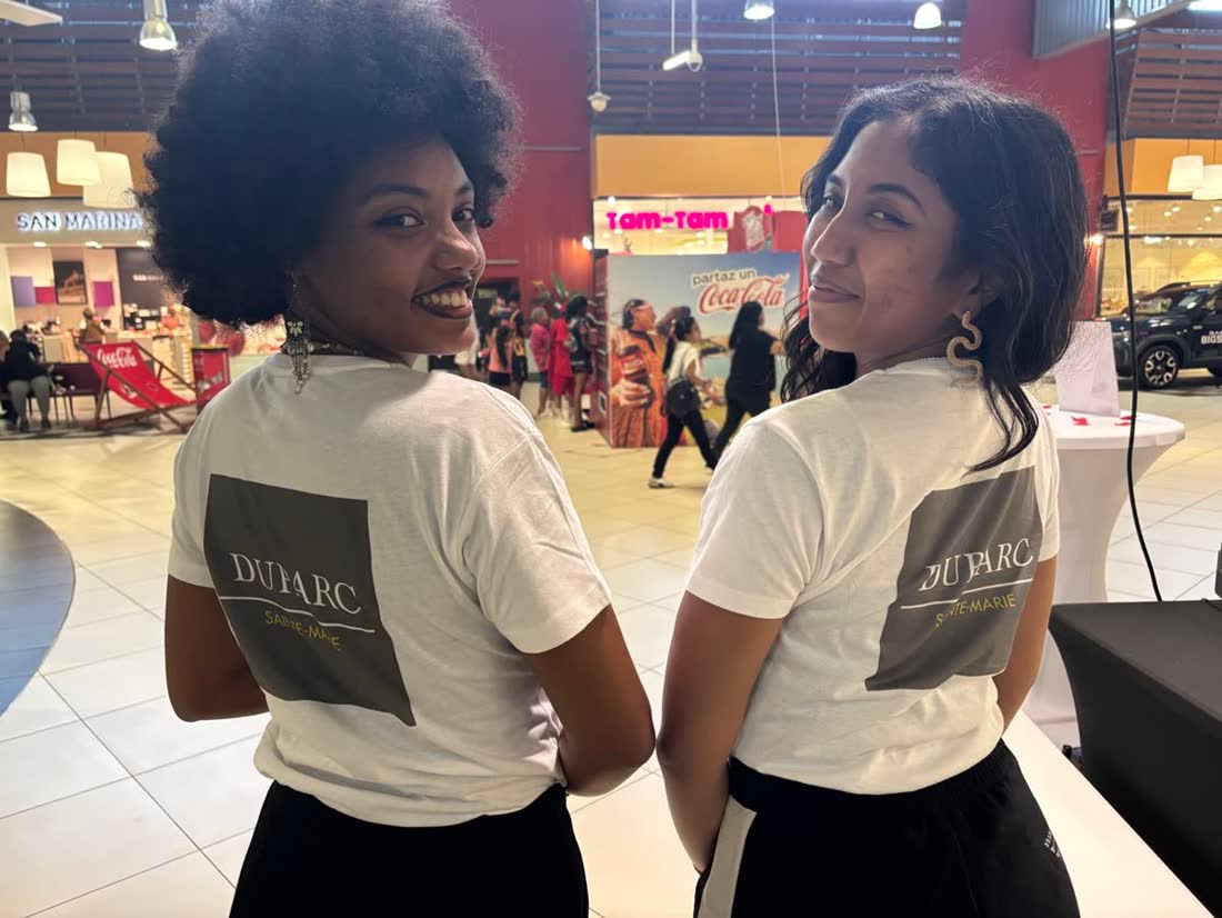 Équipe d'hôtesses aux couleurs d'une marque à La Réunion