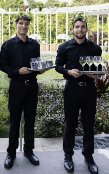 Hôtes et hôtesses en service plateaux lors d'un cocktail à La Réunion