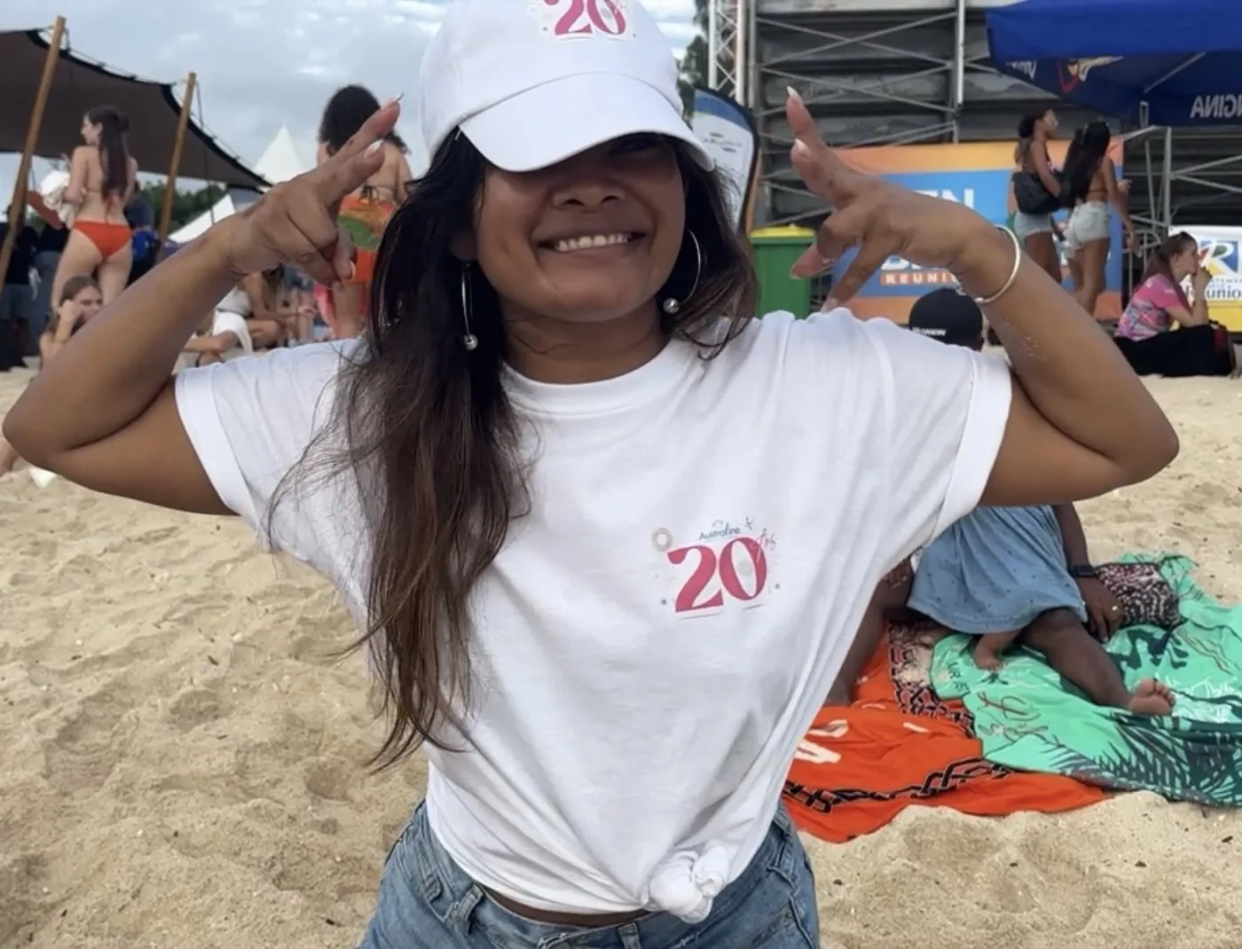 Hôtesse Pull Up en t-shirt et casquette des 20 ans d'Australine sur la plage des Brisants à Saint-Gilles La Réunion