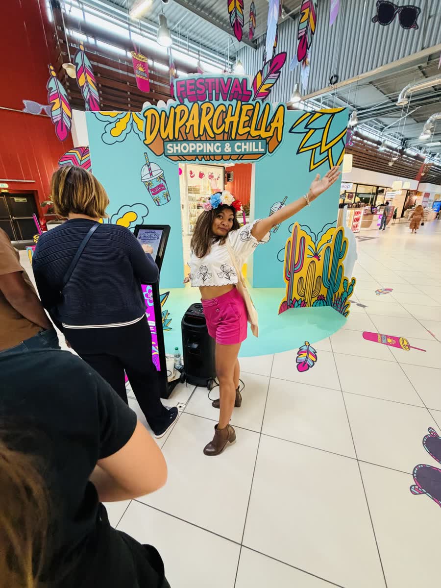 Hôtesse animant un jeu en galerie marchande à La Réunion