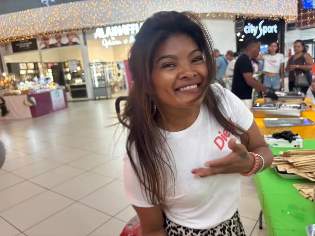 Hôtesse souriante lors d'une animation dégustation à La Réunion