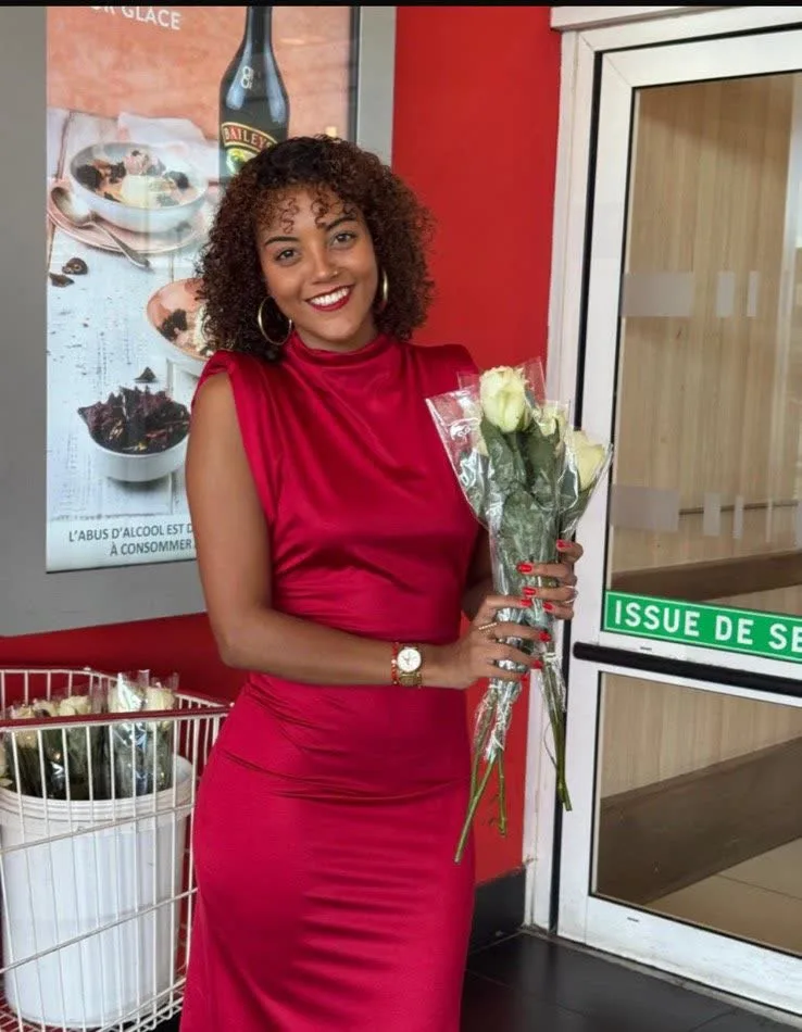Hôtesse élégante avec des roses lors d'une opération fête des mères à La Réunion