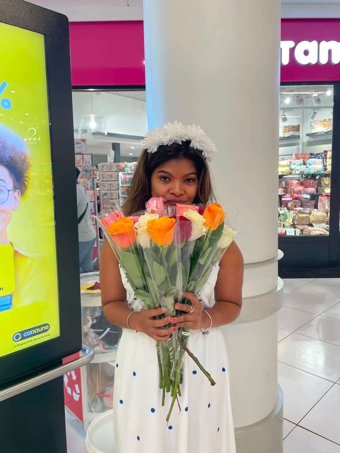 Hôtesse événementielle avec bouquet de roses, opération séduction 974
