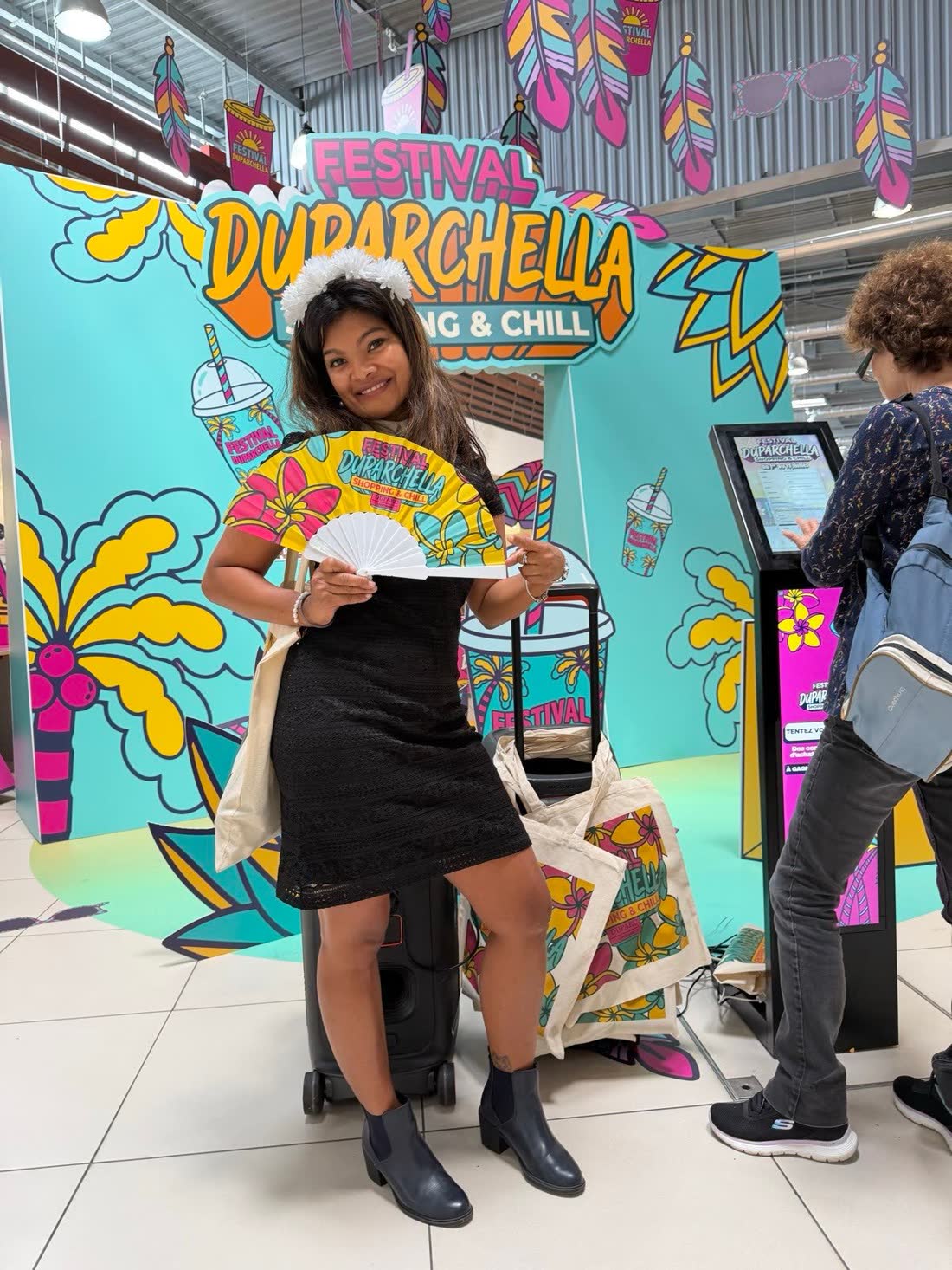 Hôtesse distribuant des goodies lors d'une animation commerciale 974