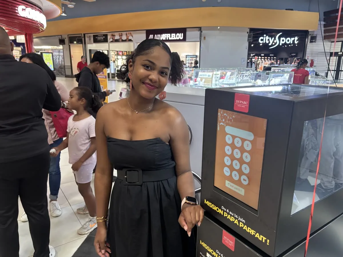 Hôtesse animant un jeu du coffre-fort en centre commercial à La Réunion