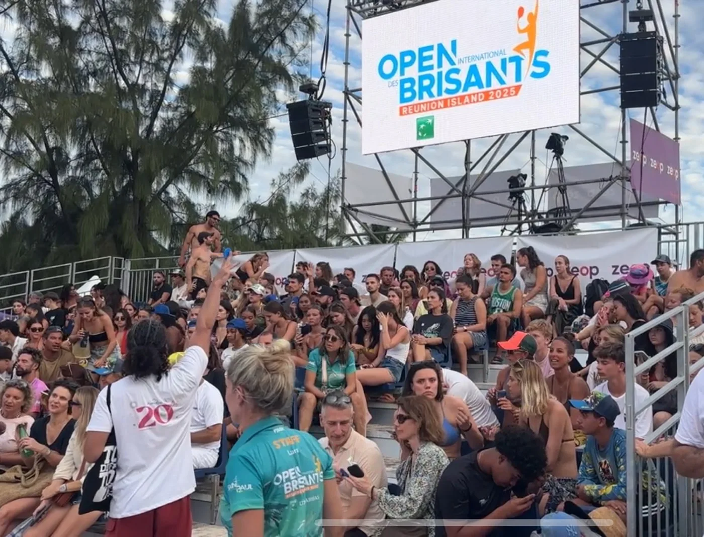 Hôtesse Pull Up Événements dans les tribunes de l'Open International des Brisants 2025, tournoi de beach tennis à Saint-Gilles La Réunion