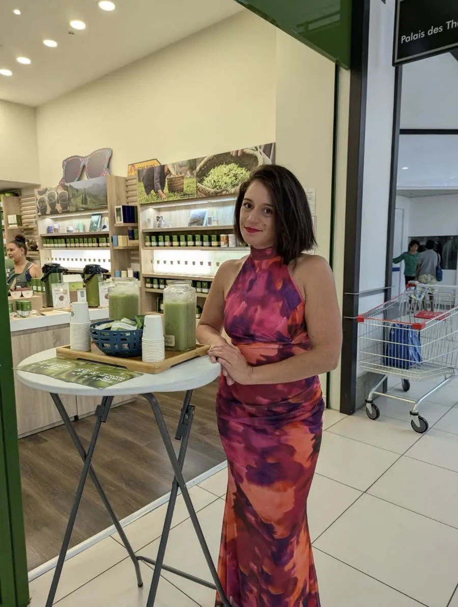 Hôtesse sur un stand de dégustation de produits locaux à La Réunion