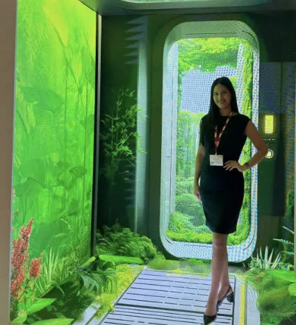 Hôtesse d'accueil en tailleur devant une animation photobooth à La Réunion