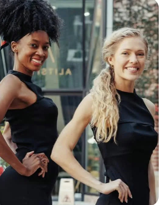 Deux hôtesses en robe noire pour une soirée de prestige à La Réunion