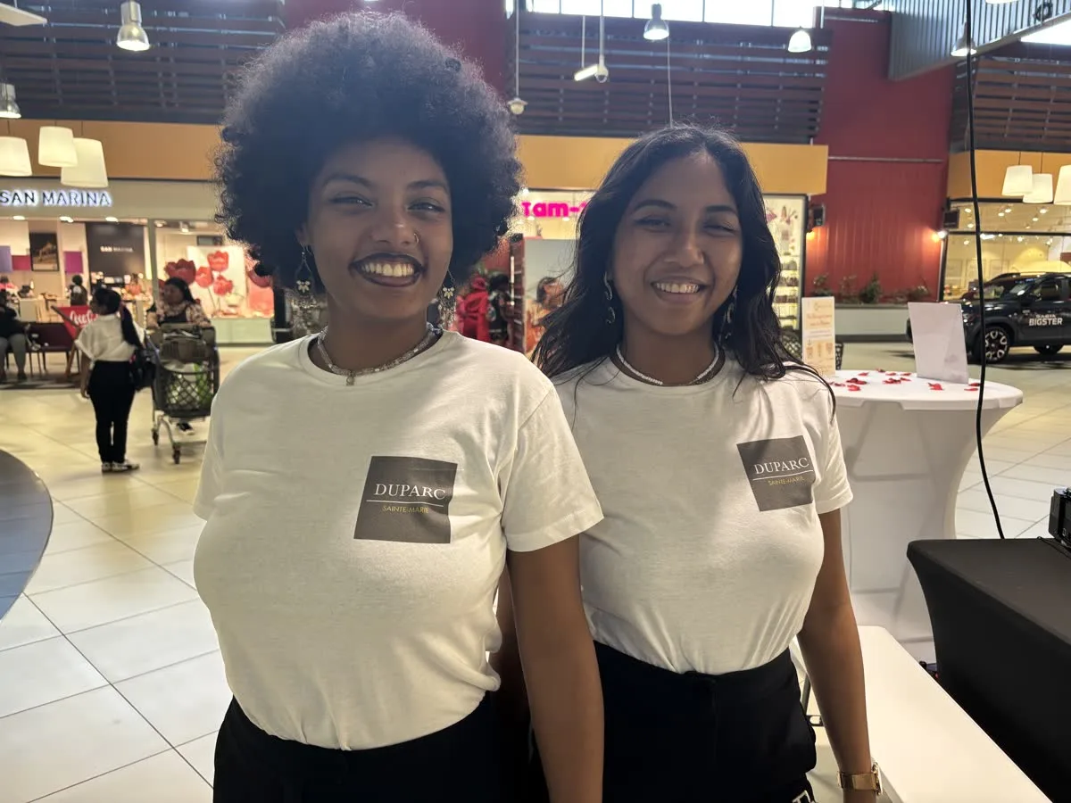 Hôtesses en tee-shirts aux couleurs d'une marque lors d'une opération à La Réunion