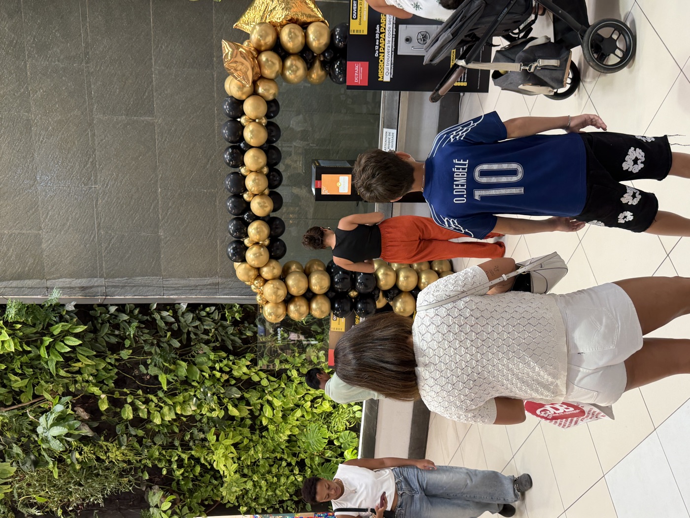 Hôtesse Pull Up sur le stand du jeu Mission Papa Parfait dans une galerie commerciale à La Réunion
