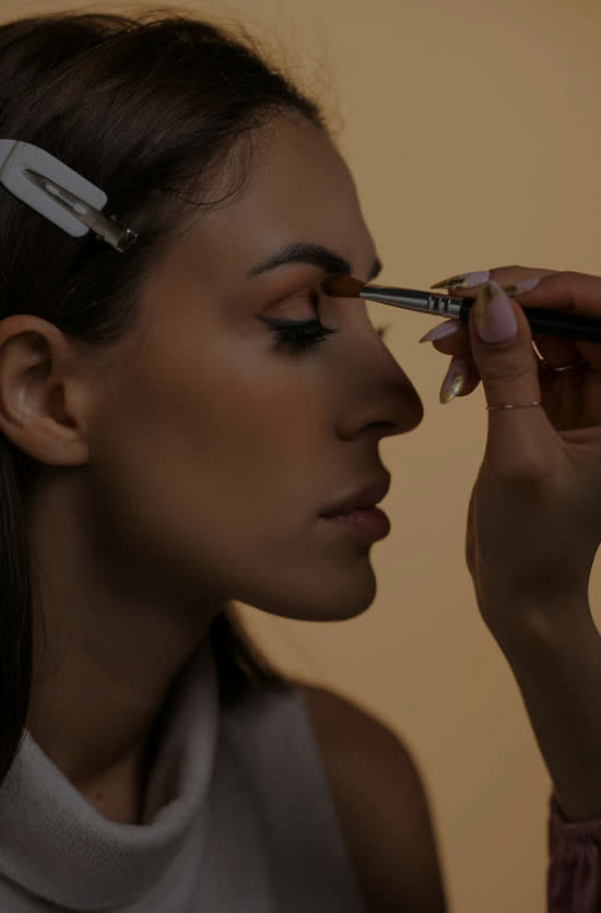 Préparation maquillage d'une hôtesse en coulisses avant un événement à La Réunion